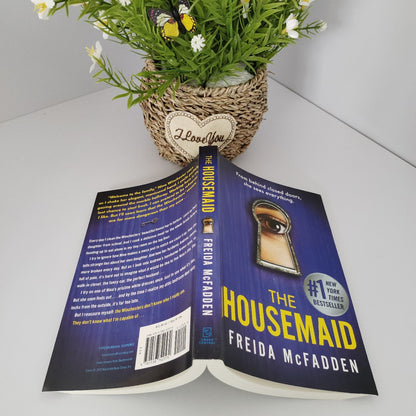 The Housemaid : An absolutely addictive psychological thriller with a jaw-dropping twist by Freida McFadden